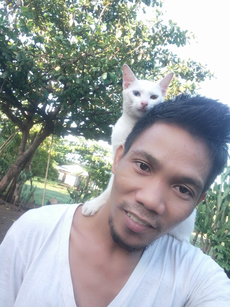 meet my cat, shes name its "frosty"