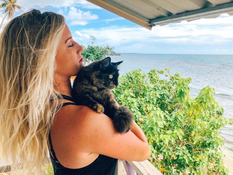Gatita y yo junto al mar . . .