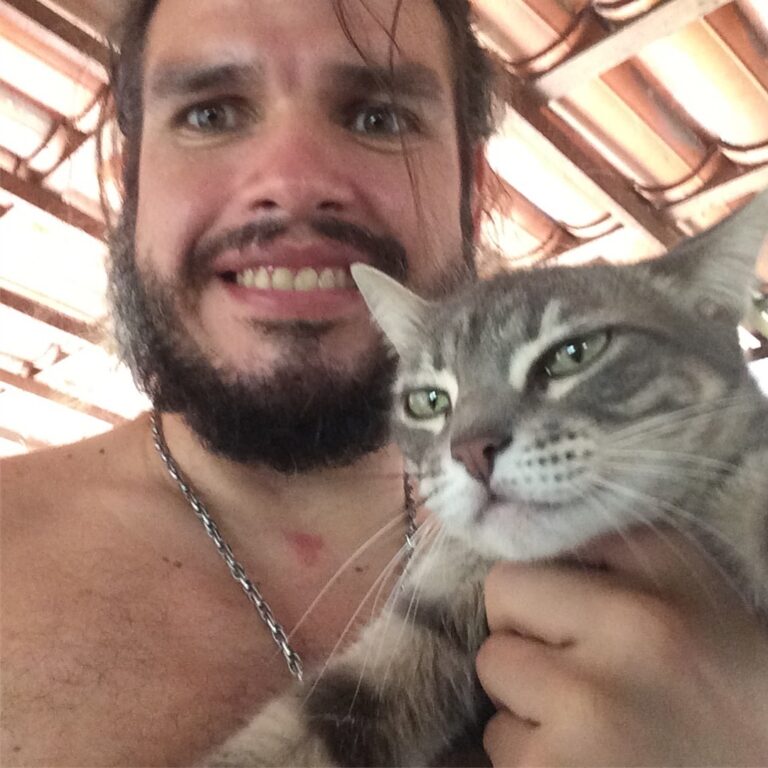Ela me odeia loucamente. Um ódio lindo que compartilho com vocês
