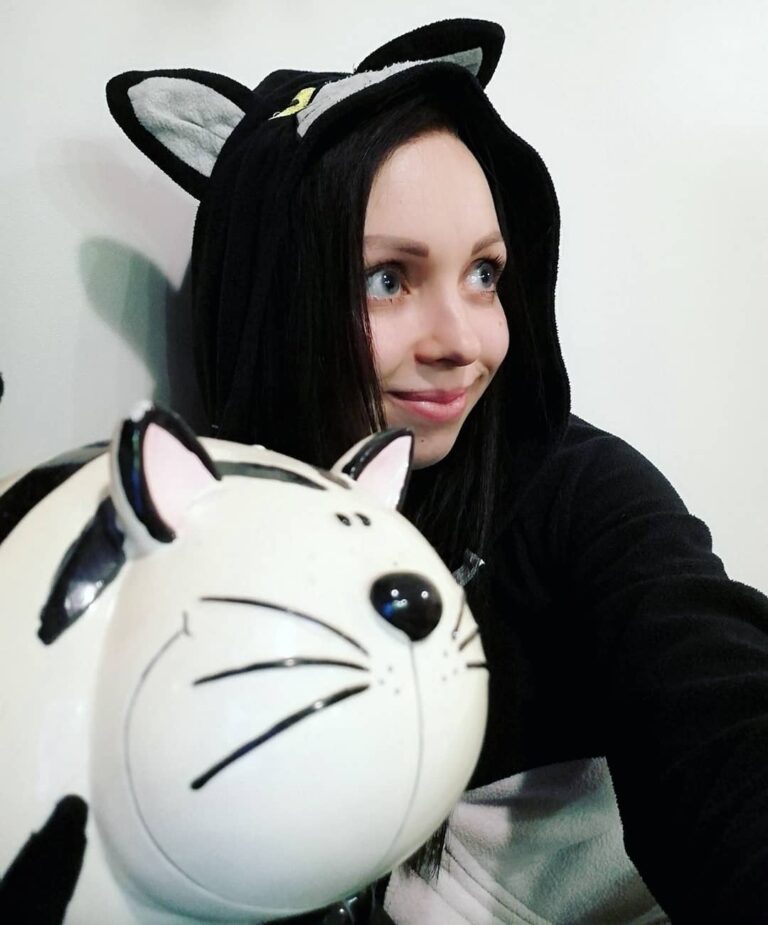 This evening is taking selfie while trying to imitate a cat money box