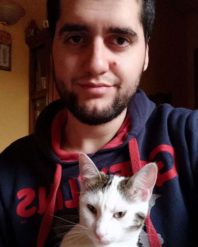 Io con la tipa rimorchiata nel cortile dietro casa